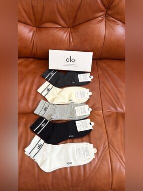 NWB Alo Yoga Unisex Half-Crew Socks – 5 Pairs